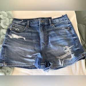 American Eagle Distressed Blue Denim Curvy Mom shorts size 10. 🖤💙